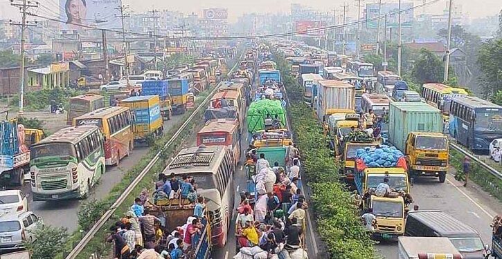 ঢাকা-টাঙ্গাইল মহাসড়কে তীব্র যানজট, ভোগান্তিতে ঘরমুখো মানুষ