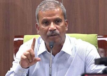 হঠাৎ মাঝরাতে ক্ষোভ ঝাড়লেন আইন উপদেষ্টা!