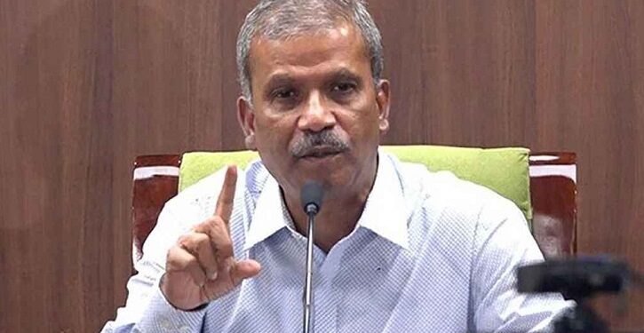 হঠাৎ মাঝরাতে ক্ষোভ ঝাড়লেন আইন উপদেষ্টা!