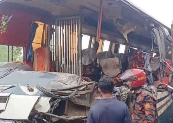 দিনাজপুরে দাঁড়িয়ে থাকা ট্রাকে বাসের ধাক্কা, নিহত ৫ 