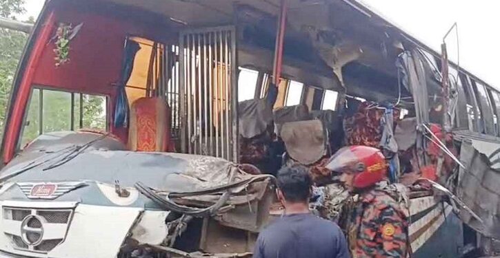 দিনাজপুরে দাঁড়িয়ে থাকা ট্রাকে বাসের ধাক্কা, নিহত ৫ 