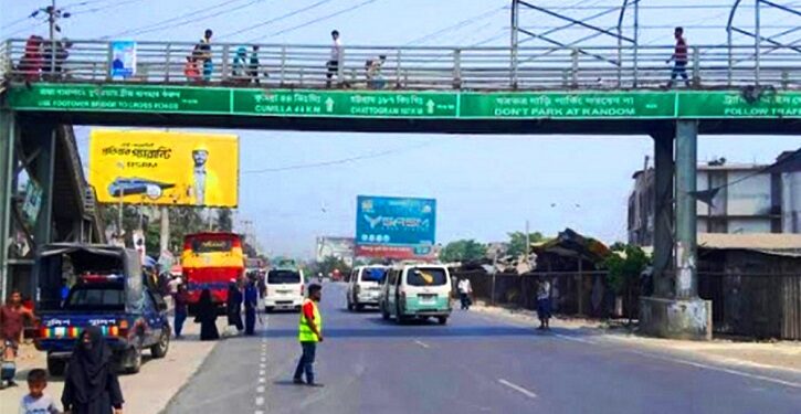 ঈদে ঘরমুখো জনস্রোত, ফাঁকা হতে শুরু করেছে ঢাকা