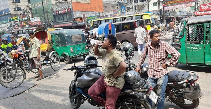 গরমে হাঁসফাঁস ঢাকাবাসী