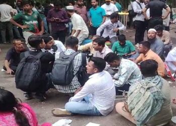 জুলাই ঘোষণাপত্রের দাবিতে যমুনার সামনে অবস্থান