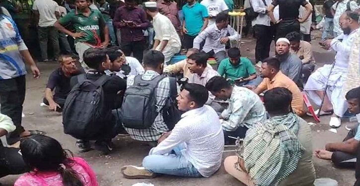 জুলাই ঘোষণাপত্রের দাবিতে যমুনার সামনে অবস্থান