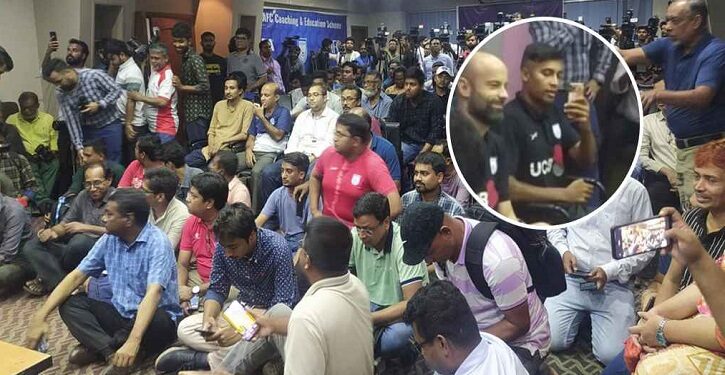 আসন না পেয়ে ফ্লোরে সাংবাদিকরা, ভিডিও করলেন জামাল