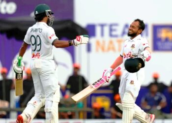 জোড়া সেঞ্চুরিতে স্বস্তি নিয়ে দিন পার করল বাংলাদেশ