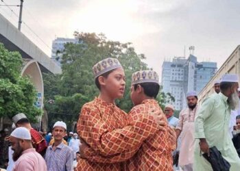 জাতীয় মসজিদে ঈদের প্রথম জামাতে মুসল্লিদের ঢল