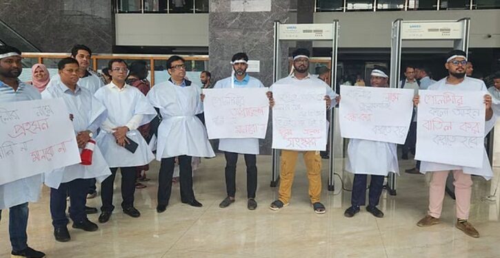 সারা দেশে এনবিআরের কর্মকর্তাদের কলমবিরতি