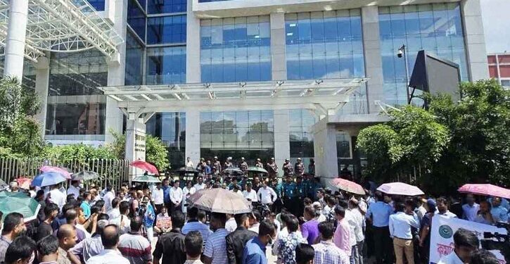 ‘মার্চ টু এনবিআর’ কর্মসূচি পালন করছে কর্মকর্তা-কর্মচারীরা