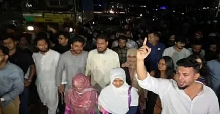 এনসিপি কার্যালয়ের সামনে ককটেল বিস্ফোরণ, আহত ৬