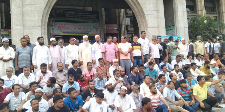 আজও বন্ধ প্রধান ফটক, নগরভবন প্রাঙ্গণে ইশরাক সমর্থকরা