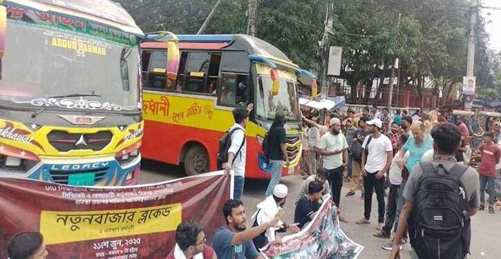 নতুনবাজারে সড়ক অবরোধ করেছে শিক্ষার্থীরা