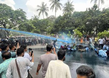 প্রেসক্লাবে আন্দোলনকারীদের ওপর জলকামান-সাউন্ড গ্রেনেড নিক্ষেপ