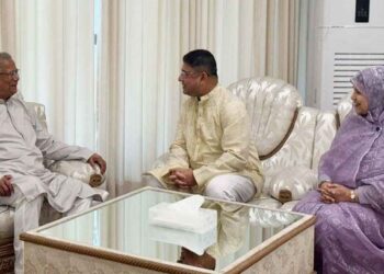 প্রধান উপদেষ্টার সঙ্গে সস্ত্রীক সাক্ষাৎ করেছেন সেনাপ্রধান