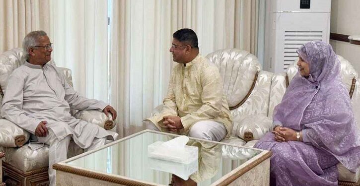 প্রধান উপদেষ্টার সঙ্গে সস্ত্রীক সাক্ষাৎ করেছেন সেনাপ্রধান