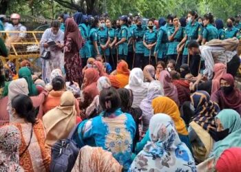 যমুনার পথে তথ্য আপারা, পুলিশের সঙ্গে ধস্তাধস্তি