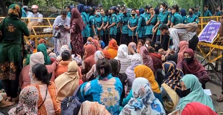 যমুনার পথে তথ্য আপারা, পুলিশের সঙ্গে ধস্তাধস্তি