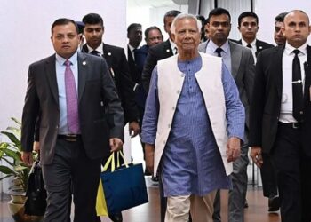 যুক্তরাজ্য সফর শেষে দেশে ফিরেছেন প্রধান উপদেষ্টা