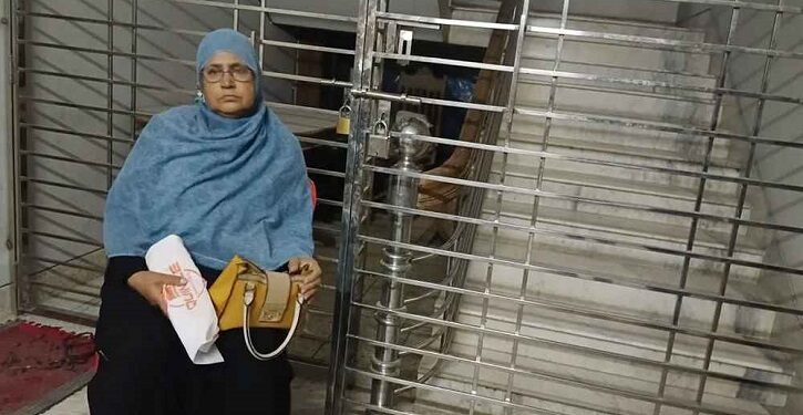 মাকে জীবনের জন্য হুমকি দাবি করে বাড়িতে ঢুকতে দিচ্ছে না ছেলে