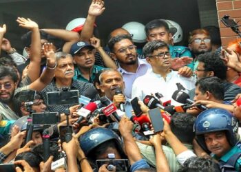 মাইলস্টোনে দুই উপদেষ্টাকে অবরুদ্ধ করে ‘ভুয়া ভুয়া’ স্লোগান