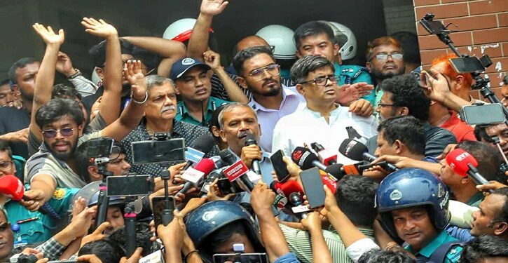 মাইলস্টোনে দুই উপদেষ্টাকে অবরুদ্ধ করে ‘ভুয়া ভুয়া’ স্লোগান