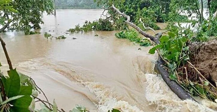 ঢলে ভেঙে গেল ৩ নদীর বাঁধ, ডুবে গেল ৩০ গ্রাম