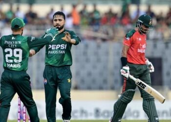 ব্যাটিং ধসে ধুঁকছে বাংলাদেশ
