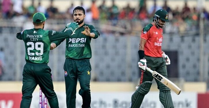 ব্যাটিং ধসে ধুঁকছে বাংলাদেশ