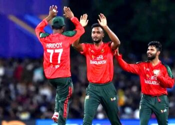 ৫ উইকেট খুইয়ে বিপর্যয়ে পাকিস্তান
