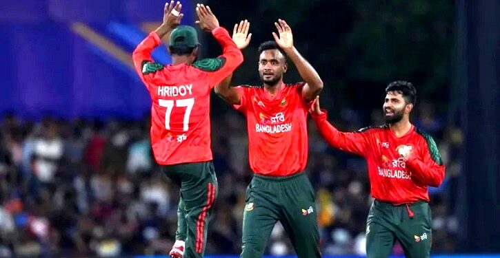 ৫ উইকেট খুইয়ে বিপর্যয়ে পাকিস্তান