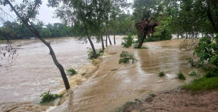 ফেনীর বন্যাদুর্গতদের লড়াই এখন ঘর ফেরার