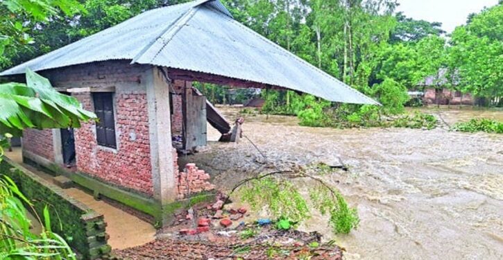 টানা বৃষ্টিতে জনজীবনে বিপর্যয়, নদ-নদীর পানি বৃদ্ধি
