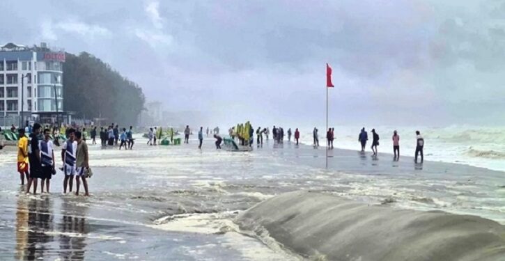 টানা বৃষ্টিতে কক্সবাজারে পর্যটকদের ভোগান্তি