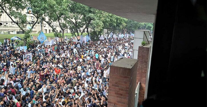 সচিবালয়ের সামনে শিক্ষার্থীদের বিক্ষোভ, সব গেট বন্ধ