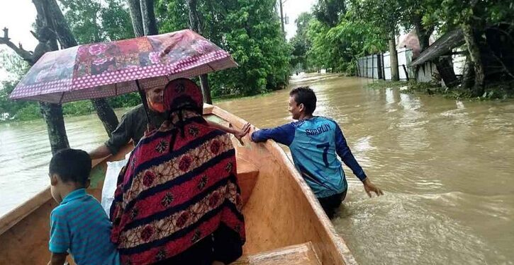 ফেনীতে ভিড় বাড়ছে আশ্রয়কেন্দ্রে, কিছু এলাকা নতুন করে প্লাবিত