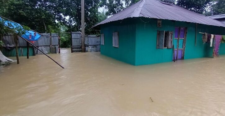 ফেনীতে প্লাবিত হচ্ছে নতুন নতুন এলাকা, সড়ক যোগাযোগ ব্যাহত