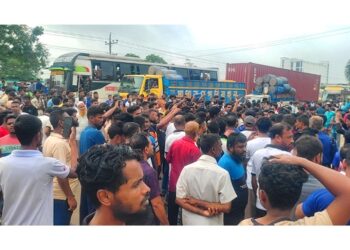 ১০ দফা দাবিতে শ্রমিকদের মহাসড়ক অবরোধ