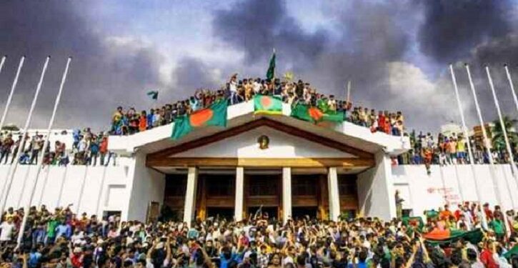 গণঅভ্যুত্থানের বর্ষপূর্তিতে শহীদ মিনারে চলচ্চিত্র প্রদর্শনী