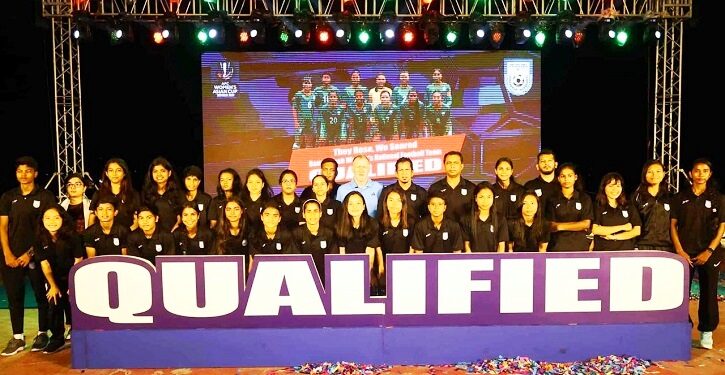 মধ্যরাতে নারী ফুটবলারদের ঝমকালো সংবর্ধনা