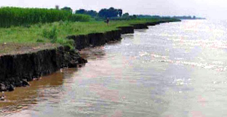 নদীগর্ভে ফসলি জমি, আতঙ্কে শত শত পরিবার