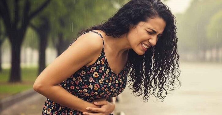 বর্ষায় পেটের সমস্যা কমাতে খেতে পারেন এই খাবারগুলো