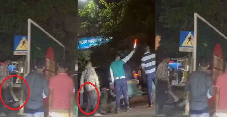 পুলিশের সামনেই চাপাতি দেখিয়ে ছিনতাইয়ের ভিডিও ভাইরাল