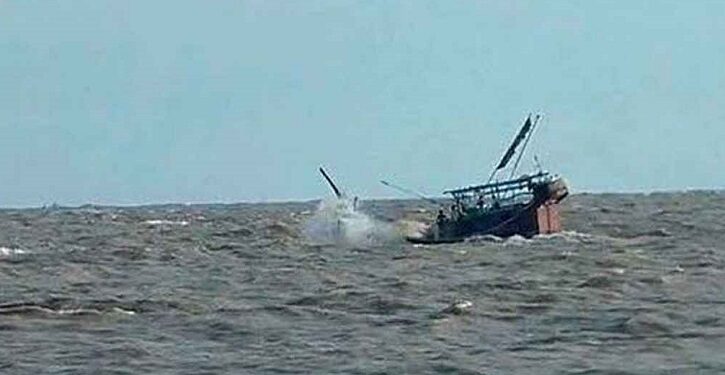 ৪ দিন সাগরে ভেসে বেঁচে ফিরলেন ৯ জেলে