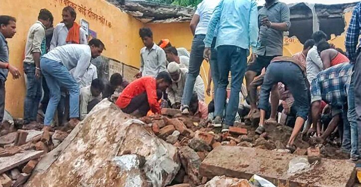 স্কুল চলাকালীন ভেঙে পড়ল ছাদ, ধ্বংসস্তূপের নিচে শিক্ষক-শিক্ষার্থীরা