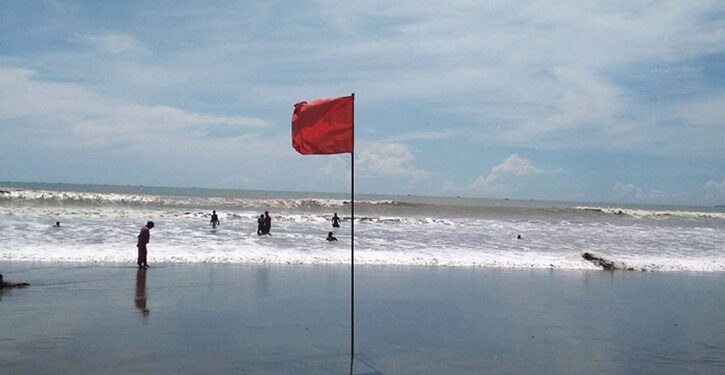 চার সমুদ্রবন্দরে ৩ নম্বর সতর্ক সংকেত