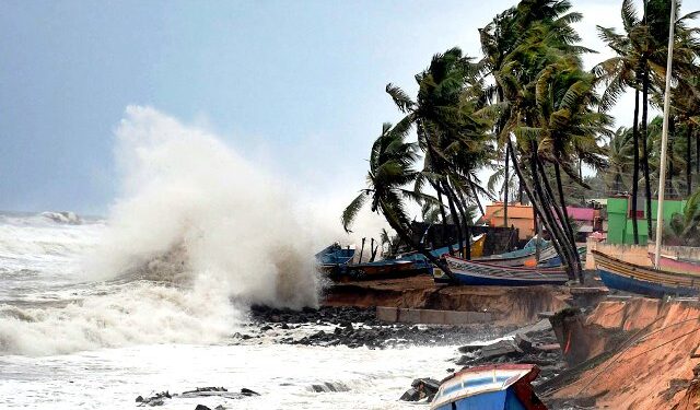 জলোচ্ছ্বাসের শঙ্কা, তলিয়ে যেতে পারে ১৫ জেলা