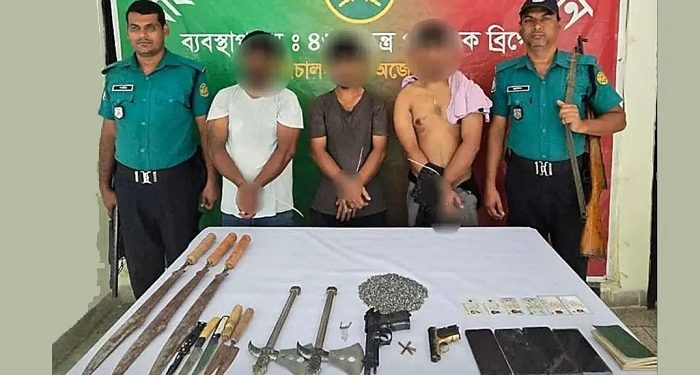 পুরান ঢাকায় অস্ত্রসহ গ্রেপ্তার ৪