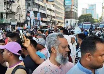 পল্টনে সড়ক অবরোধ, যান চলাচল বন্ধ