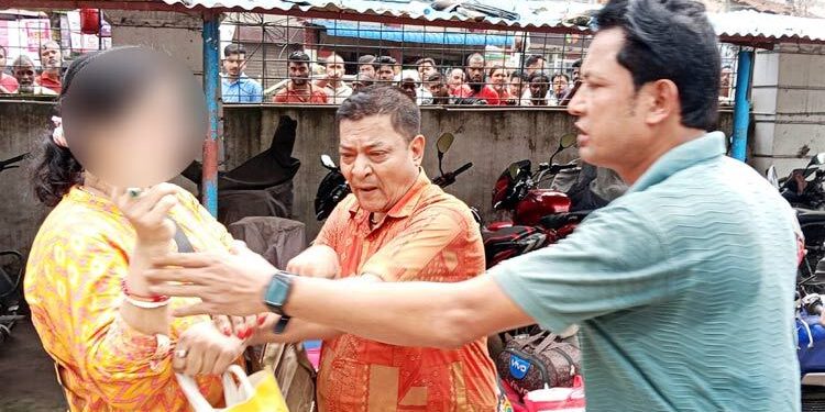 এক নারীকে স্ত্রী দাবি করে দুইজনের টানাটানি, তিনজনই কারাগারে